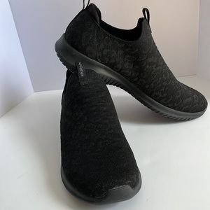 SKECHERS BLACK PULL-ONS Size 7.5 NEW